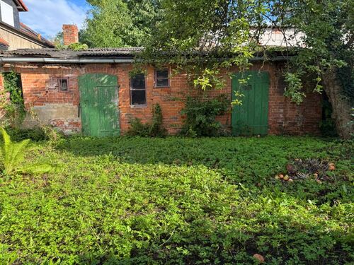 Hofbereich mit Nebengebäude - vielseitig nutzbar - 6 Zimmer Doppelhaushälfte in Perleberg