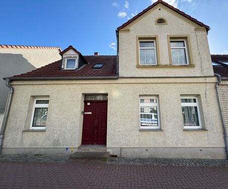 Vorderansicht Haus - Berliner Straße, Perleberg - Provisionsfrei* Doppelhaushälfte mit Potenzial in Perleberg - zentral & ruhig gelegen