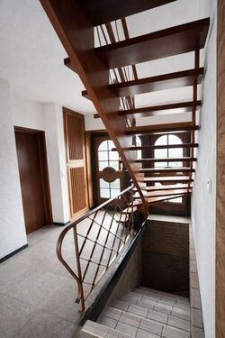 Flur mit Kellertreppe - 