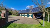 4 Garagen, 2 Carports, Einfahrt - 