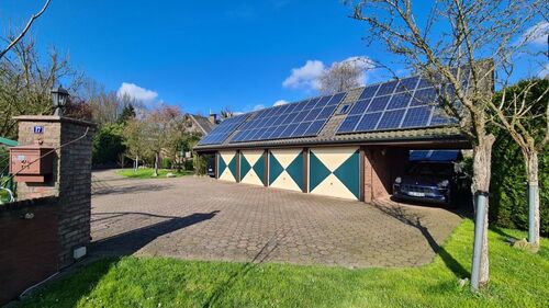 4 Garagen, 2 Carports, Einfahrt - 