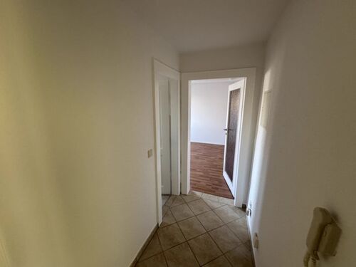 05 Flur Richtung Bad und Wohnzimmer Zwenkau C16_7319 - 