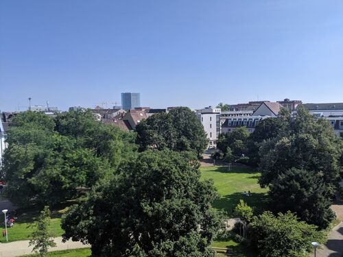 Ausblick - Provisionsfrei* Bezugsfrei: DG mit Terrasse & TG-Stellplatz am Schillerplatz