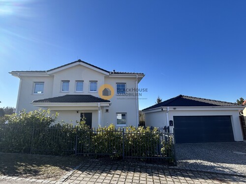 Strassenansicht mit Garage - 8 Zimmer Einfamilienhaus in Geisenhausen