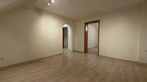 Wohnzimmer - Gepflegte 3,5-Zimmer-Dachgeschosswohnung mit Einbauküche und Garage