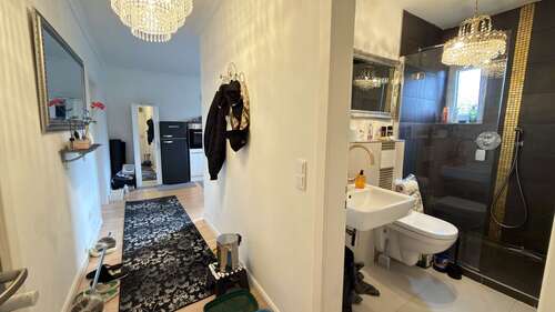 Flur - Zwei vermietete Wohneinheiten mit großem Garten und ausbaufähigem DG zur WohnungMaisonette