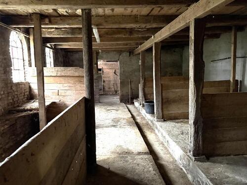 Pferde u. Schweinestall - 