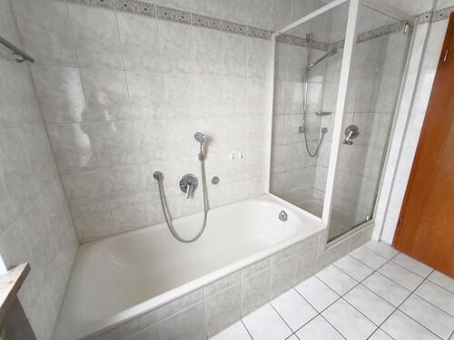 Bad mit Badewanne und Dusche Bild 2 - 