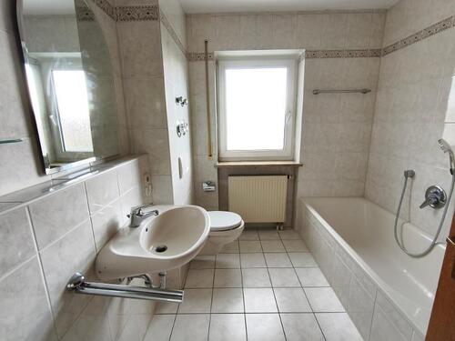 Bad mit Badewanne und Dusche Bild 1 - 