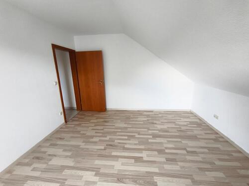 Kinder- /Arbeitszimmer mit Zugang zum Balkon Bild 4 - 