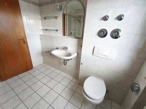 Bad mit Badewanne und Dusche Bild 3 - 