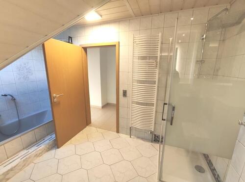 Whg. 1: Bad mit Badewanne, Dusche und Waschmaschinenanschluss Bild 3 - 