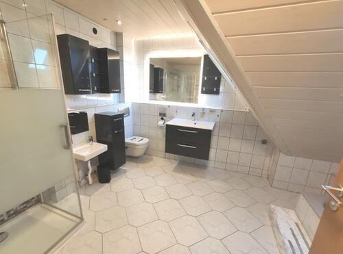 Whg. 1: Bad mit Badewanne, Dusche und Waschmaschinenanschluss Bild 1 - 