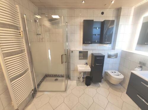 Whg. 1: Bad mit Badewanne, Dusche und Waschmaschinenanschluss Bild 2 - 