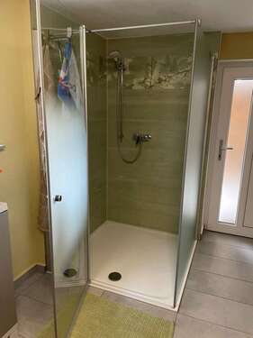Keller mit großer Duschkabine - 