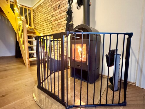 Flur mit Treppe und Kamin - 