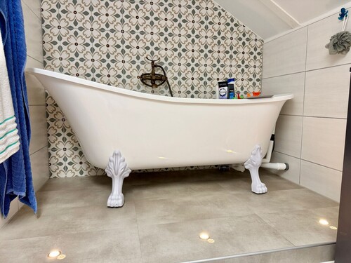 mit frei stehender Wanne - 