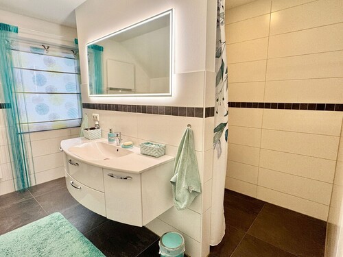 Hauptbad mit großer Dusche - 