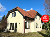 Hausansicht - HORN IMMOBILIEN ++ ca. 8 km bis Neubrandenburg ++ ein großes Haus mit 5 Zimmern