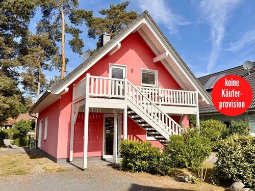 Hausansicht - HORN IMMOBILIEN ++ Röbel an der Müritz Ferienhaus mit 2 Wohnungen, 2x Kamin und 2x Sauna + Einbauk.