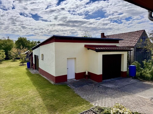Nebengebäude mit Garage - 