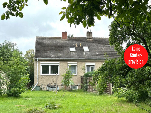 Hausansicht - HORN IMMOBILIEN ++ Gellendin bei Anklam, kleine Doppelhaushälfte für fleißige Hände, ruhige Lage