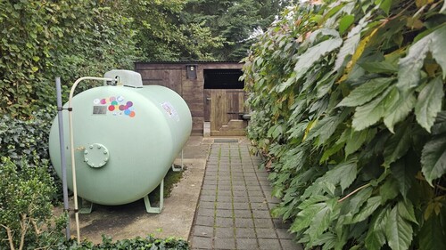 Flüssiggastank und dahinter Erdkellerraum - 