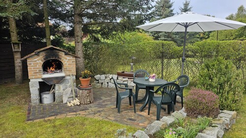 gemütliche Ecke mit Außenkamin - 3 Zimmer Ferienhaus in Wokuhl-Dabelow / Carolinenhof