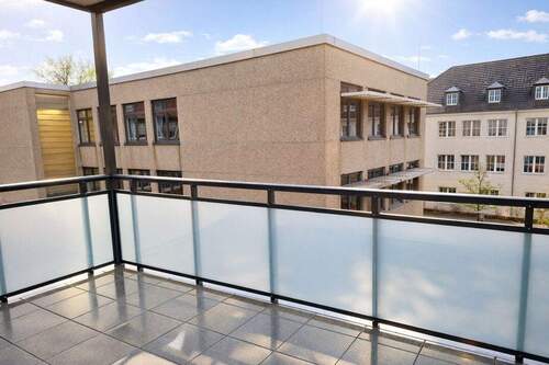 Balkon - Helle, großzügige Wohnung in einem gepflegten Wohn- und Geschäftshaus.