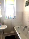Bad mit Wanne, WC, Waschbecken und Fenster im 1.OG - 3 Zimmer Etagenwohnung in Mittweida