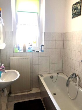 Bad mit Wanne, WC, Waschbecken und Fenster im 1.OG - 3 Zimmer Etagenwohnung in Mittweida