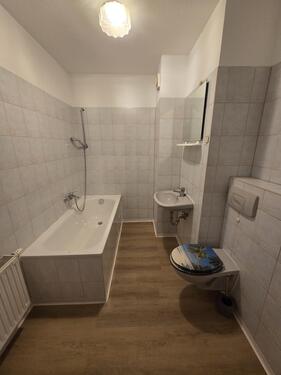 Bad mit Wanne... - 3 Zimmer Etagenwohnung zur Miete in Chemnitz