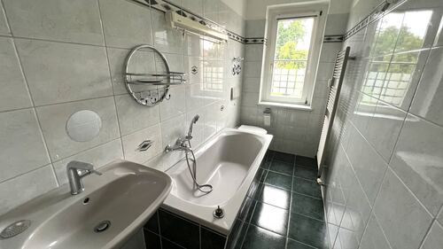 Bad mit Wanne und WC - 