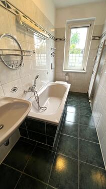 Bad mit Wanne und WC - 