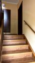 Treppenhaus mit Wohnungstür - 