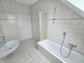 Tageslichtbad mit Badewanne... - 