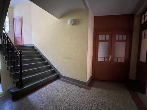 Treppenhaus vor der Wohnungstür - 2 Zimmer Erdgeschoßwohnung in Chemnitz