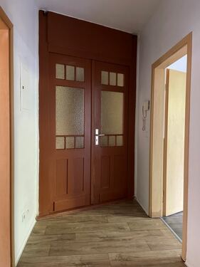 Flur mit Wohnungstür - 