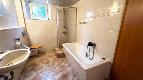 Bad mit Wanne, Dusche und WC im Untergeschoss (Einliegerwohnung) - 