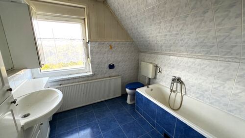 Bad mit Wanne und WC im 1.OG - 