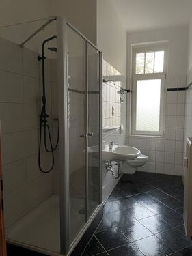 Bad mit großer Dusche und Fenster - 