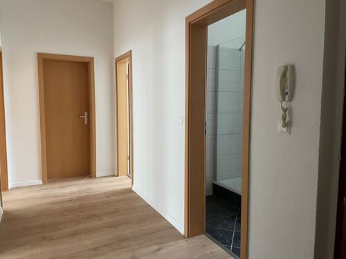 Flur mit Küchen- und Badtür (offen) - 