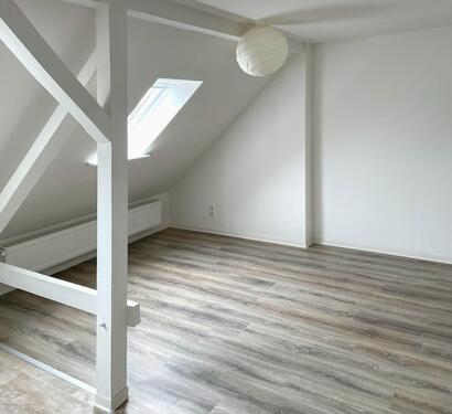 Wohnbereich - 3 Zimmer Dachgeschoßwohnung zur Miete in Chemnitz