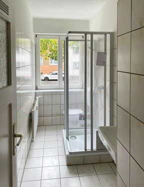 Tageslichtbad mit Dusche - 2 Zimmer Erdgeschoßwohnung zur Miete in Chemnitz
