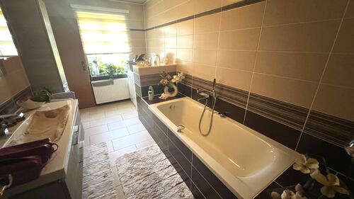 Bad im DG - Einfamilienhaus mit 132,50 m&sup2; in Königsfeld zum Kaufen