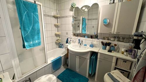 Bad mit Wanne, WC und Waschbecken - 