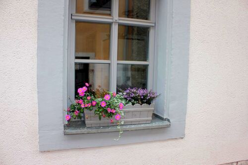 Fenster mit Blumenbank - 