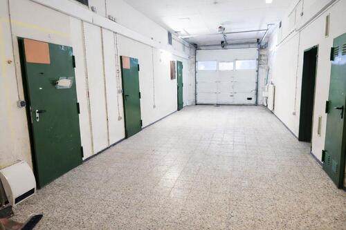 Tiefgarage mit Zugang zu Büro und Lagerräumen - 