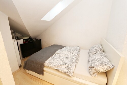 Schlafzimmer nach außen - Dachgeschoßwohnung mit 42,00 m&sup2; in München zum Kaufen