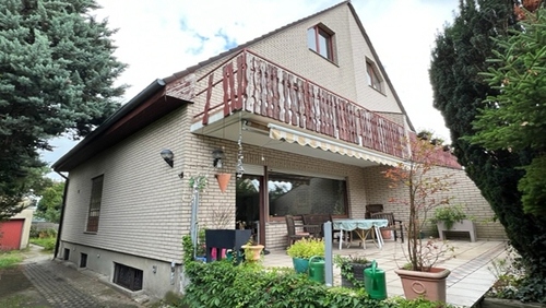 Ansicht mit Terrasse - RESERVIERT - Familienobjekt mit Modernisierungsbedarf